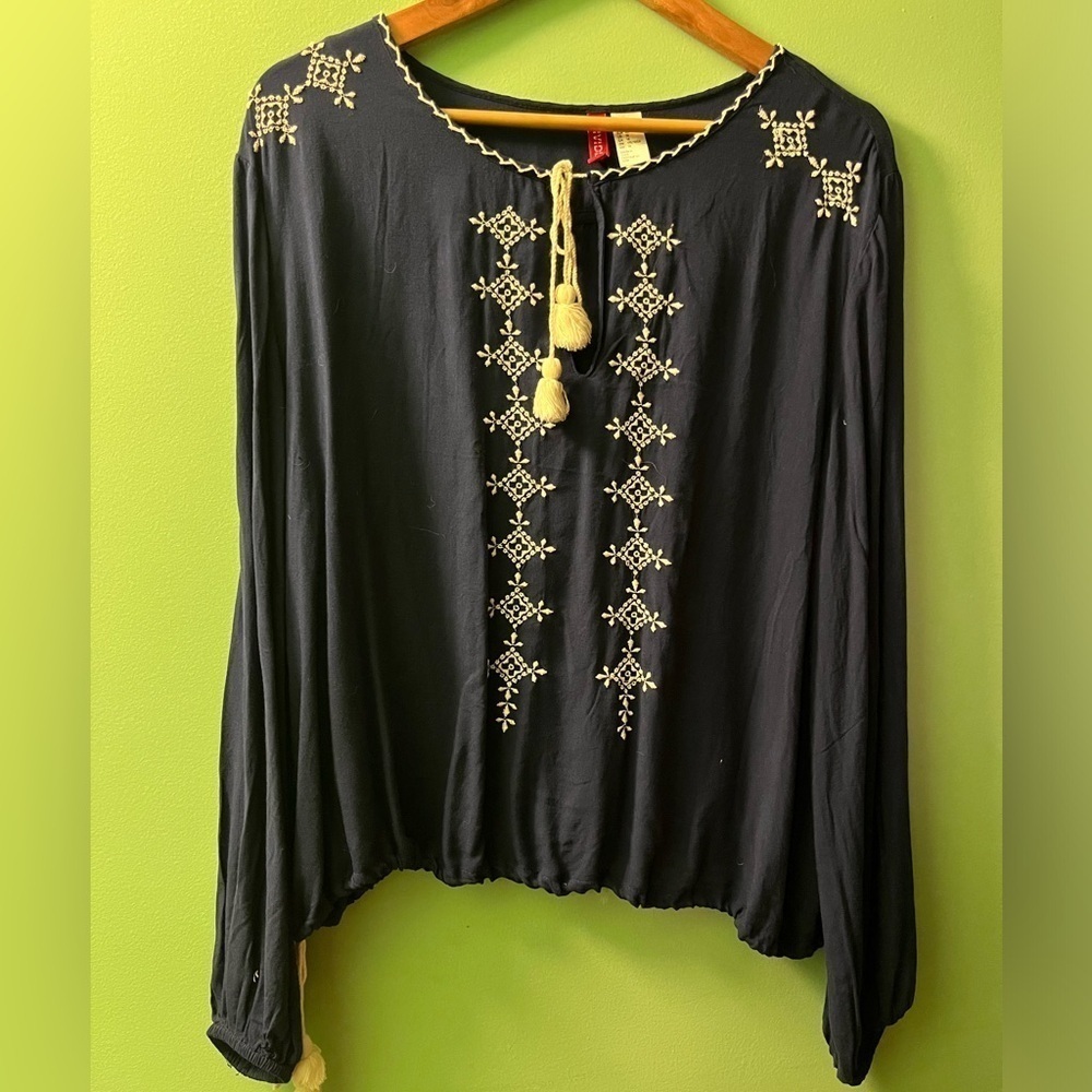 NWOT Boho embroidered peasant blouse